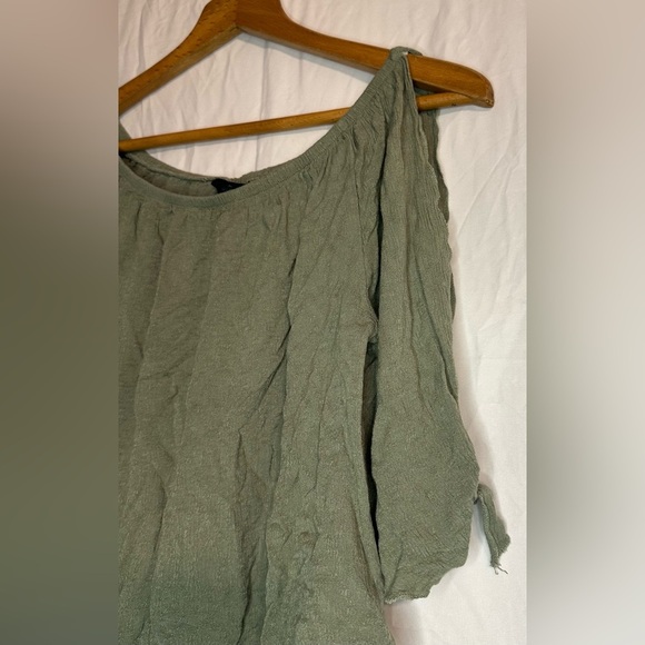 Rue 21 Women’s Green Top Size Small - Picture 2 of 7
